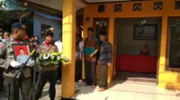 Suasana prosesi pemakaman anggota PJR Polda Jabar Ipda Dodon Kusdianto yang ditembak oleh OTK di Tol Pejagan Cirebon akhir pekan lalu. Foto (Liputan6.com / Panji Prayitno)