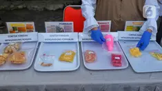Petugas Balai Besar Pengawas Obat dan Makanan (BBPOM) DKI Jakarta menguji sampel takjil di kawasan Bendungan Hilir, Jakarta, Rabu (5/4/2023). (Liputan6.com/Angga Yuniar)