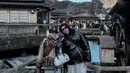 Fuji kembali mencuri perhatian dengan gaya liburannya yang effortlessly stylish saat menikmati musim dingin di Jepang bersama keluarga. Mengusung konsep layering yang kekinian, Fuji memadukan elemen kasual dan elegan dengan sentuhan khas Burberry yang membuat tampilannya standout di tengah suasana liburan. [@fuji_an].