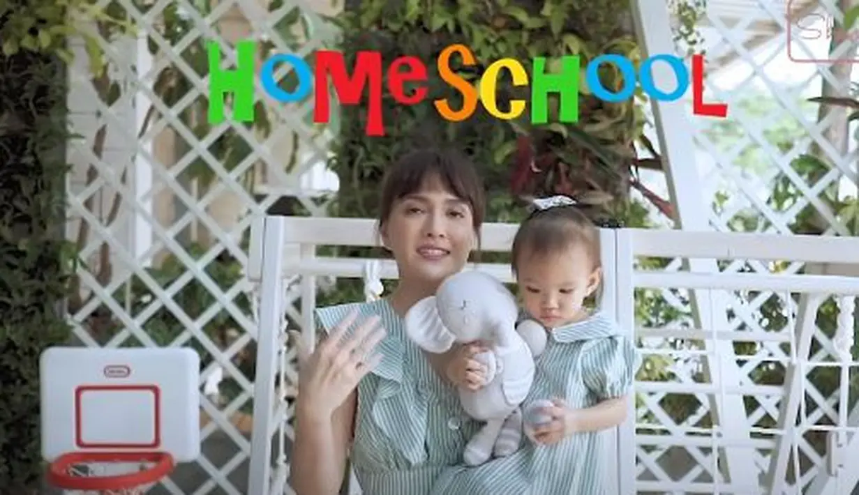 Karena home schooling, guru pun datang ke rumah Shandy Aulia. Untuk tempat sendiri dipilih outdoor. (YouTube/Shandy Aulia)