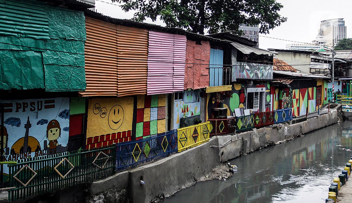 Mural menghiasi Kampung Unggulan, Tanah abang, Jakarta, Selasa (6/12/2022). Pembuatan mural sepanjang 100 meter di kampung unggulan tersebut sudah dilakukan awal november 2022 dan program dari Pemerintah Provinsi DKI Jakarta. (Liputan6.com/Johan Tallo)