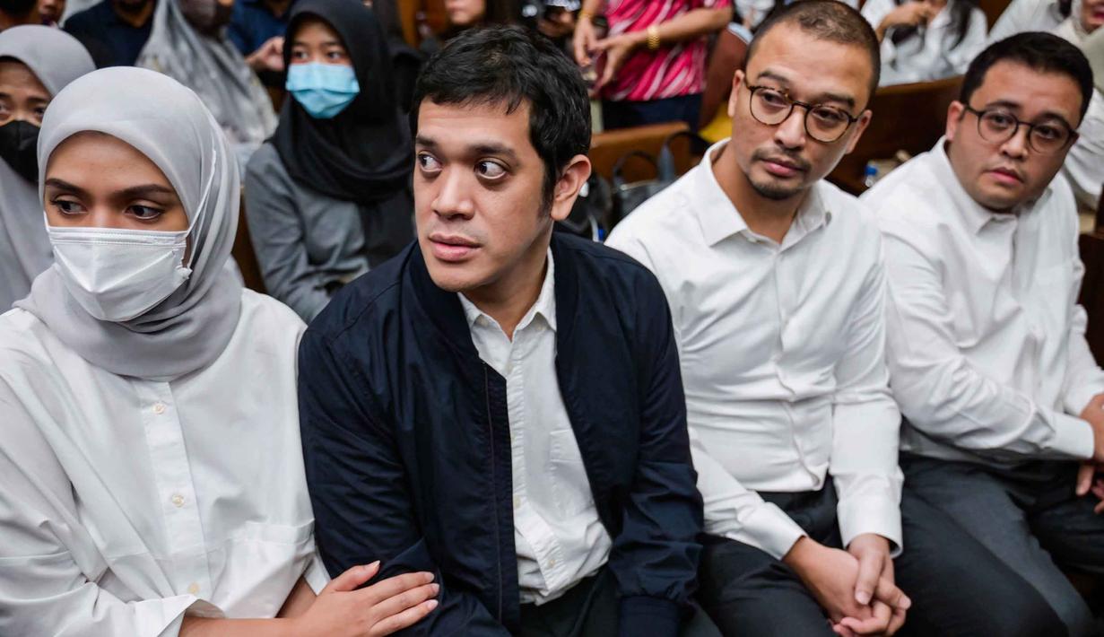 Mantan Wakil Direktur Optimalisasi Produk di PT Kilang Pertamina Internasional, Muhammad Kerry Adrianto Riza (kedua kiri), yang juga putra pengusaha Riza Chalid, duduk di sebelah Gading Ramadhani (kedua kanan), mantan Spesialis Optimalisasi Bahan Baku di PT Kilang Pertamina Internasional, dan Dimas Ismoyo (kanan), mantan Spesialis Senior Optimalisasi Bahan Baku di PT Kilang Pertamina Internasional, sesaat sebelum mengikuti sidang pembacaan vonis di Pengadilan Tindak Pidana Korupsi, Jakarta, Kamis 26 Februari 2026. Majelis Hakim Pengadilan Negeri Tindak Pidana Korupsi Jakarta menjatuhkan hukuman pidana penjara selama 15 tahun dan denda Rp 1 miliar serta membayar uang pengganti Rp 2,9 triliun kepada putra pengusaha minyak M Riza Chalid, Muhammad Kerry Adrianto Riza. (BAY ISMOYO/AFP)