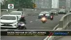 Polisi terlihat kewalahan saat sedang merazia para pengendara roda dua yang tengah melintas di jalan non tol Casablanca.