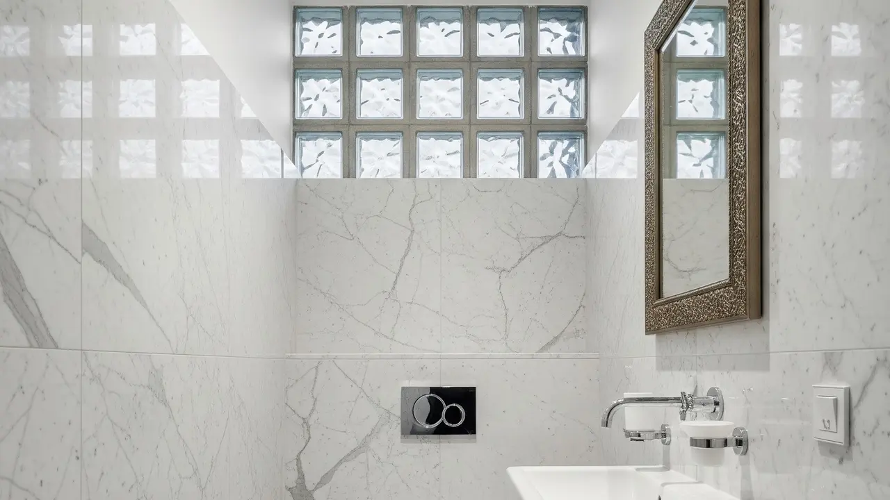 Desain Kamar Mandi Kecil Lebar 1 Meter dengan Roster dan Batu Alam (Image by Gemini AI)