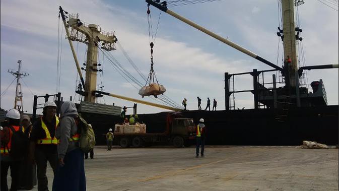 Terminal pelabuhan Manyar di kawasan JIIPE dikelola oleh PT Berlian Manyar Sejahtera.
