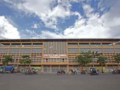 Stadion Gelora 10 November kandang Persebaya Surabaya saat ini hanya menjadi tempat latihan warga dan SSB setempat, Stadion ini merupakan saksi bisu kejayaan Persebaya. (Bola.com/Nicklas Hanoatubun)