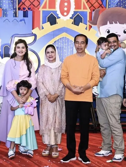 <p>Memiliki anak yang berdekatan tanggal lahirnya, Kahiyang Ayu dan Bobby Nasution mengadakan perayaan ulang tahun bersamaan. [@riomotret]</p>