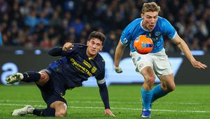 Rasmus Hojlund dan Alessandro Circati berebut bola dalam laga Serie A antara Napoli vs Parma di Naples, 15 Januari 2026. (Alessandro Garofalo/LaPresse via AP)