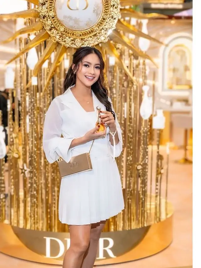 Para Artis Kenakan Tas Dior saat Hadir di Dior Beauty Holiday 2024.