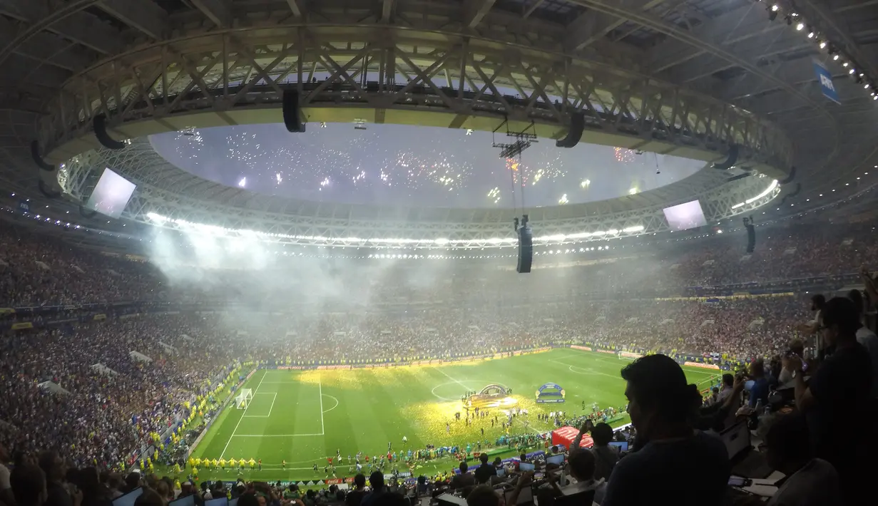 Benar-benar momen tidak terlupakan menjadi saksi sejarah laga final Piala Dunia 2018 antara Prancis melawan Kroasia. (Bola.com/Okie Prabhowo)