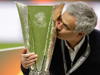 Jose Mourinho berpose dengan trofi Liga Europa, Swedia, Kamis (25/5). MU keluar sebagai juara Liga Europa setelah mengalahkan Ajax Amsterdam 2-0 di Friends Arena, Stockholm. (AP Photo)