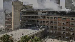 Pemerintah Israel mengonfirmasi sebuah rumah sakit (RS) besar di wilayah selatan mengalami kerusakan berat setelah terkena dampak serangan rudal dari Iran, Kamis (19/6/2025). (AP Photo/Leo Correa)