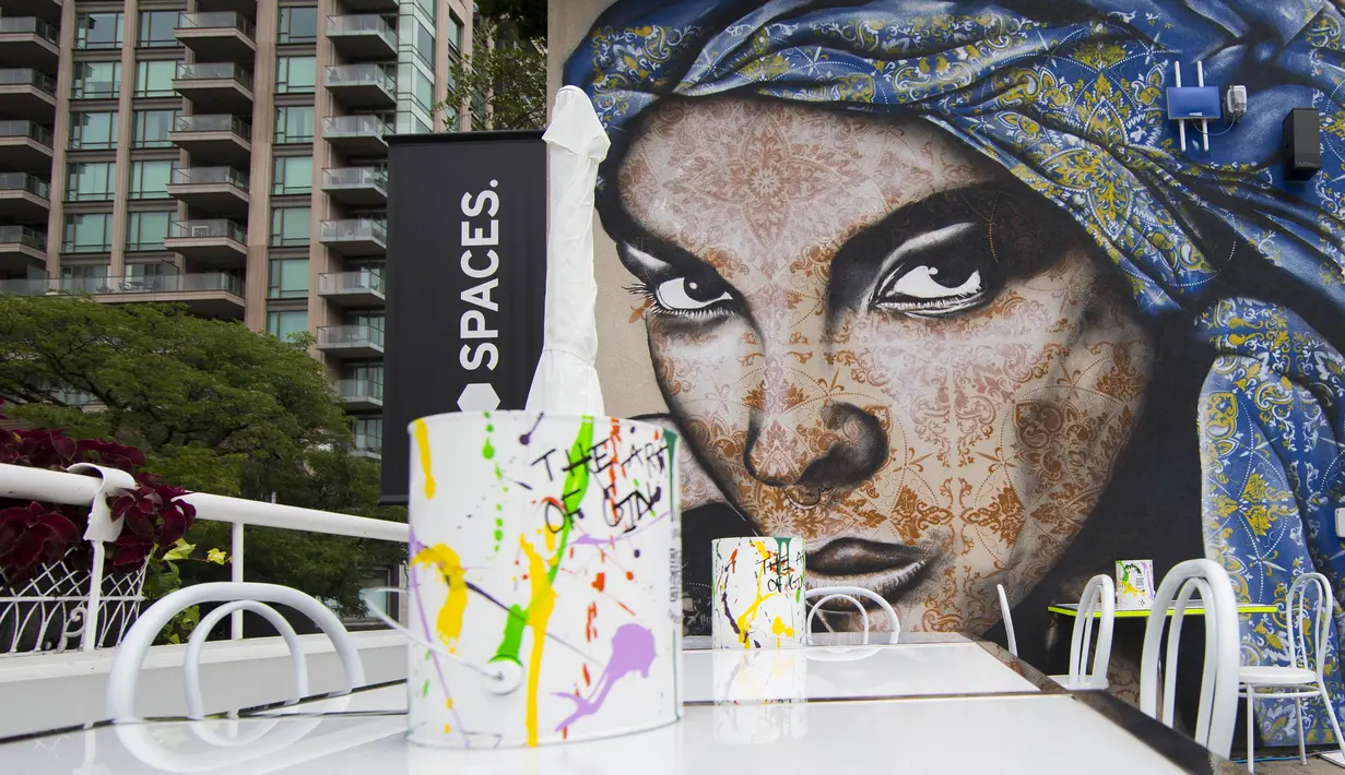 Mural terlihat dalam acara Yorkville Murals 2020 di Toronto, Kanada (29/8/2020). Dengan karya mural artistik dan implementasi aktivasi budaya, acara tahunan ini digelar mulai Jumat (28/8) hingga Minggu (30/8) sebagai perayaan seni publik dan gerakan mural kontemporer. (Xinhua/Zou Zheng)