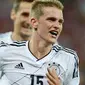 Selebrasi gol dari gelandang Jerman Lars Bender ke gawang Denmark di laga penyisihan Grup A Euro 2012 yang berlangsung di Arena Lviv, Lviv, 17 Juni 2012. Jerman unggul 2-1. AFP PHOTO / JEFF PACHOUD