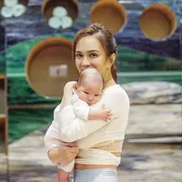 Pemain film Eiffel I'm in Love ini pun memang gemar berolahraga. Ia pun banyak lakukan olahraga seperti yoga saat dalam masa kehamilan. Meski banyak komentar dari netizen, namun Shandy pun yakin bahwa lakukan olahraga saat hamil bukan masalah. (Liputan6.com/IG/@shandyaulia)