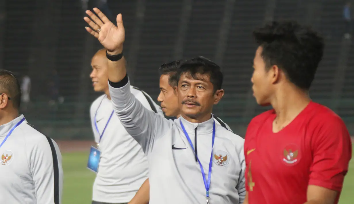 Pelatih Timnas Indonesia U-22, Indra Sjafri, menyapa suporter usai mengalahkan Kamboja U-22 pada laga Piala AFF U-22  di Stadion National Olympic, Phnom Penh, Jumat (22/2). Indonesia menang 2-0 atas Kamboja. (Bola.com/Zulfirdaus Harahap)