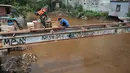 Warga mulai beraktivitas menyusul surutnya air yang sempat merendam pemukiman mereka di kawasan Kampung Pulo, Jakarta, Selasa, (17/11). (Liputan6.com/Gempur M Surya)