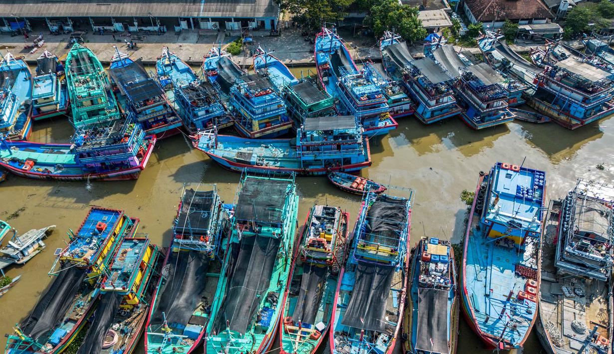 Ribuan nelayan memilih berhenti beroperasi sehingga aktivitas ekonomi pesisir mengalami tekanan. Tampak dalam foto, pemandangan udara menunjukkan kapal-kapal nelayan berlabuh di Pelabuhan Juwana, Jawa Tengah, Rabu 6 Mei 2026. (Devi RAHMAN/AFP)