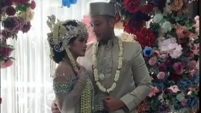 Pengantin Pria Merias Sendiri Mempelai Wanita Saat Pernikahan, Ternyata Seorang MUA
