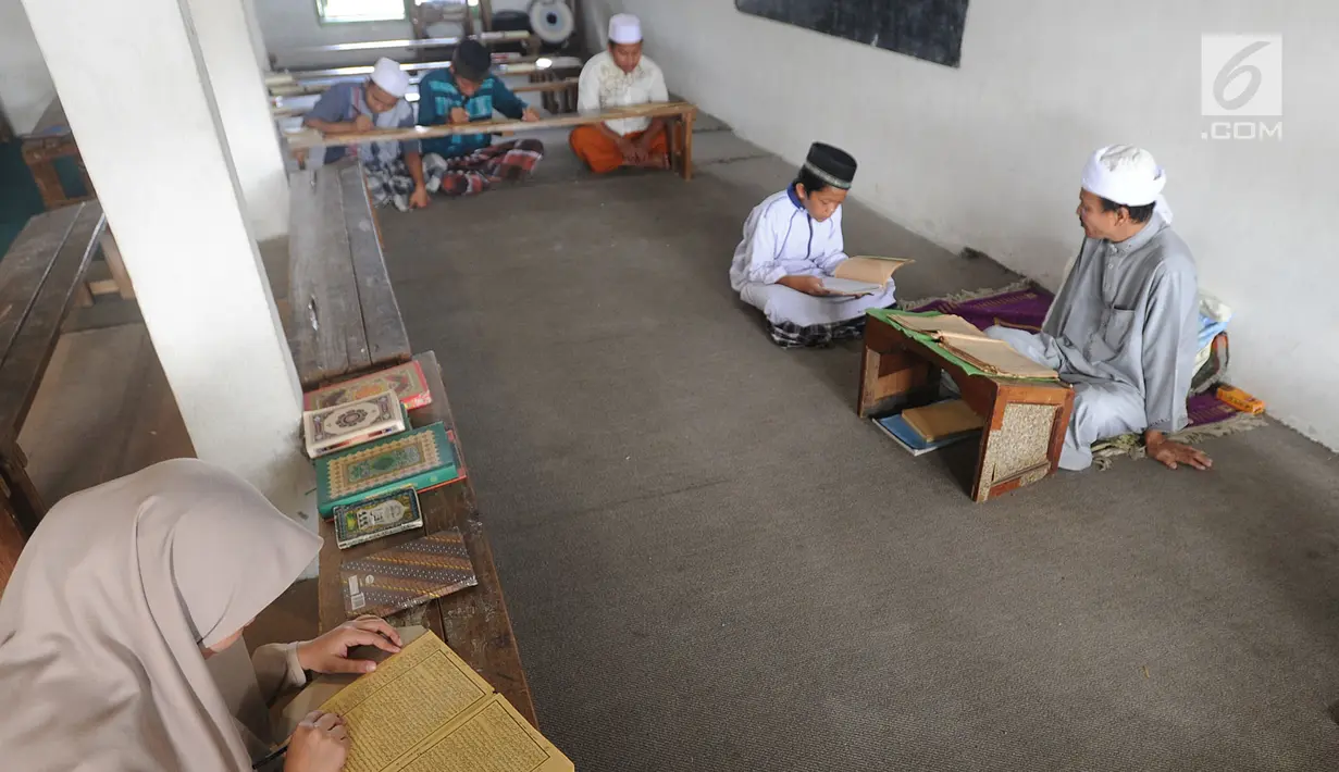 Beberapa santri memaknai Kitab Kuning saat mengaji 'Kilatan Kitab' di Pondok Pesantren Almiizan, Kabupaten Bogor, Senin (21/5). Ngaji kitab kuning ini merupakan tradisi di pondok pesantren pada saat bulan Ramadan. (Merdeka.com/Arie Basuki)