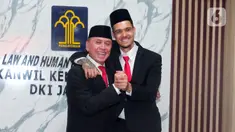 Ketua Umum PSSI Mochamad Iriawan (kiri) berpelukan dengan pemain naturalisasi Shayne Pattynama usai melakukan sumpah menjadi Warga Negara Indonesia (WNI) di Kanwil Kemenkumham DKI Jakarta, Selasa (24/1/2023). Shayne Pattynama diproyeksikan untuk memperkuat Timnas Indonesia pada Piala Asia 2023 mendatang. (Liputan6.com/Angga Yuniar)