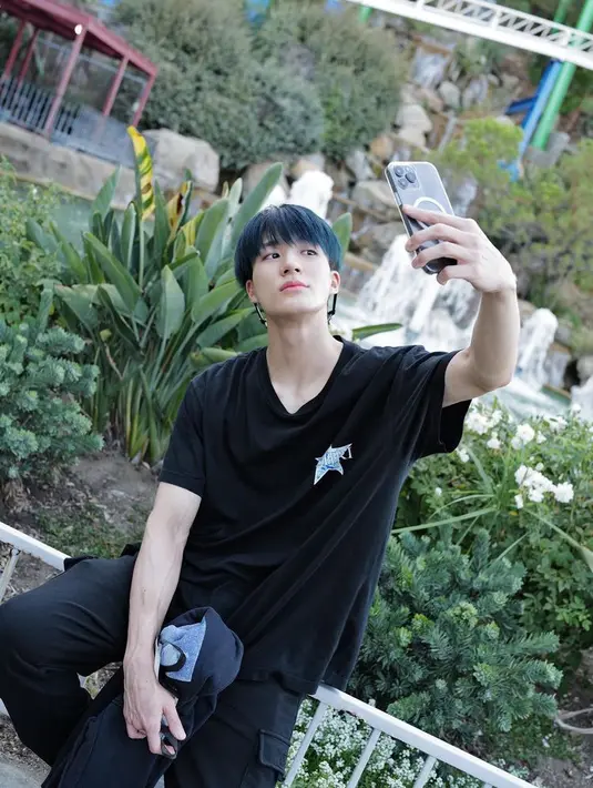 Tampil santai seperti Jeno dengan mengenakan tshirt hitam dipadukan celana model cargonya. Tentu tampilan inipun membuat perjalanan semakin nyaman. [@leejen_o_423]