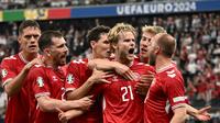Pemain Denmark, Morten Hjulmand melakukan selebrasi bersama rekan-rekannya setelah mencetak gol penyeimbang 1-1 ke gawang Inggris pada laga Grup C Euro 2024 di Frankfurt Arena, Frankfurt, Jerman, Jumat (21/06/2024) WIB. (AFP/Angelos Tzortzinis)