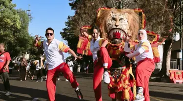 Erika Carlina ikut meramaikan pawai obor ASEAN Para Games 2022 pada Minggu, (24/7) di kota Solo, Jawa Tengah. Tak sendiri, pemain film Srimulat: Hil yang Mustahal ini joget bareng reog bareng Deswita Maharani dan Mario Lawalata. (Liputan6.com/IG/@eri.carl)