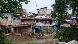 Menurut Badan Pusat Statistik (BPS), pada tahun 2026, Jakarta Pusat menjadi daerah dengan kepadatan penduduk tertinggi di Jakarta, yaitu sekitar 21.699 jiwa per km persegi. Tampak dalam foto, anak-anak yang tinggal di permukiman padat penduduk di tepi sungai bermain air saat permukaan air naik di Jakarta pada Selasa 21 April 2026. (BAY ISMOYO/AFP)