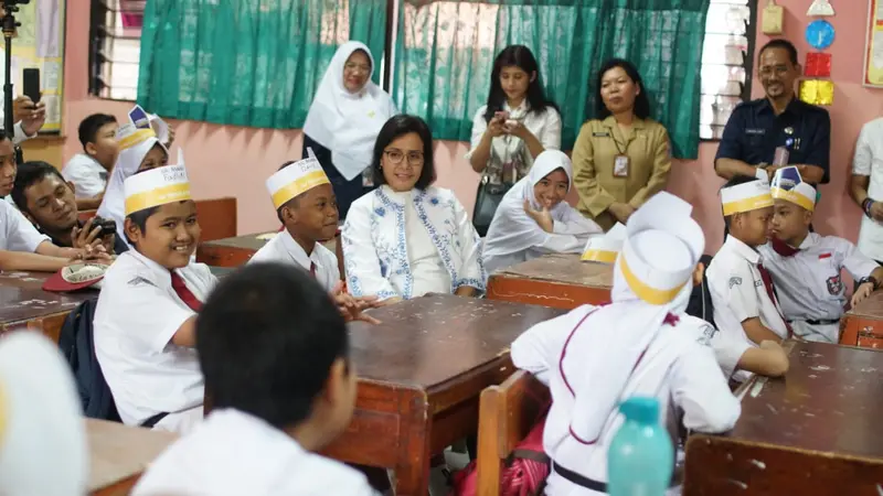 Menkeu Sri Mulyani Indrawati mengunjungi Sekolah Dasar Negeri (SDN) Kenari 07, Jakarta Pusat pada Senin (22/10/2018). Dok Merdeka.com/Dwi Aditya Putra