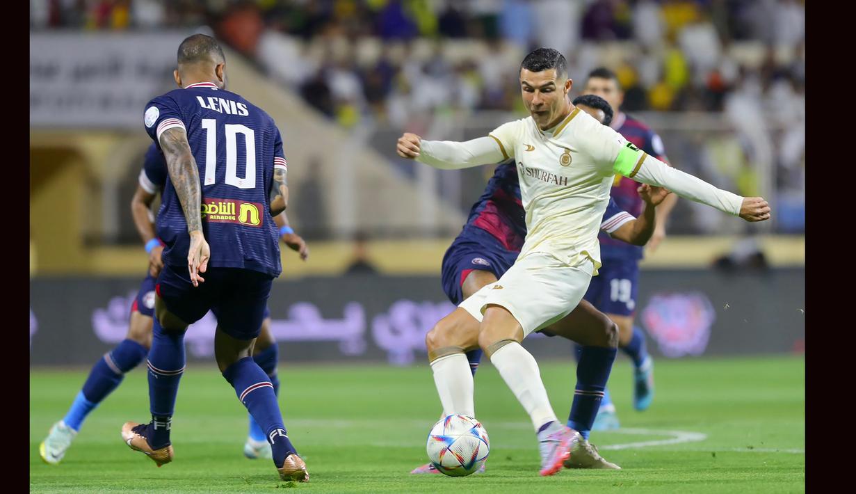 Striker Al Nassr FC, Cristiano Ronaldo menguasai bola di antara tiga pemain Al Adalah pada laga pekan ke-22 Liga Arab Saudi 2022/2023 di Prince Abdullah Stadium, Rabu (5/4/2023) dini hari WIB. (twitter@AlNassrFC)