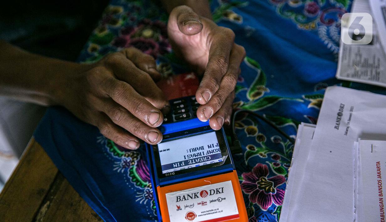 Warga mengisi data saat mengambil Bantuan Sosial Tunai (BST) di SMAN 111, Jakarta, Selasa (19/1/2021). Pemprov DKI Jakarta menyalurkan BST sebesar Rp 300 ribu kepada 1.055.216 KK mulai Januari hingga April 2021. (Liputan6.com/Faizal Fanani)