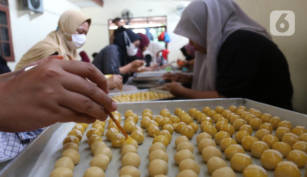 Pekerja menyelesaikan pembuatan kue kering lebaran di industri rumahan Risa Resa Cookies, Ciganjur, Jakarta, Senin (18/03/2023). (merdeka.com/Arie Basuki)