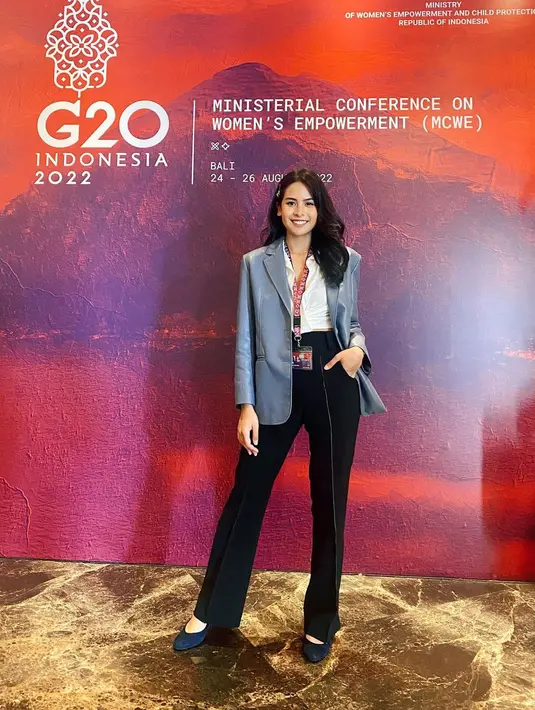 Maudy pun mengunggah beberapa look-nya saat bertugas. Dari mulai gaya etnik modern dengan blazer dan celana panjang. [IG @maudyayunda]