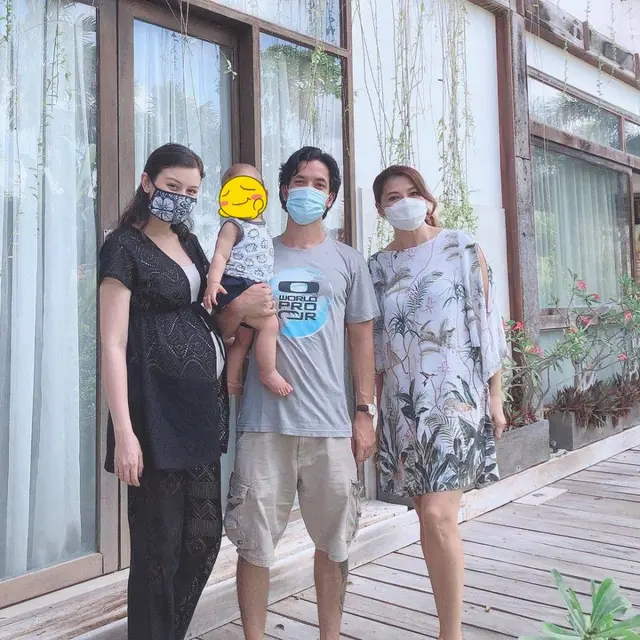 Jarang Tersorot, Ini 6 Potret Kedekatan Tamara Bleszynski dan Edward Akbar