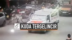 Rekaman detik-detik kuda delman tergelincir karena terserempet bus. Insiden ini terjadi di Kota Cebu, Filipina. Tidak ada yang terluka dalam insiden ini.