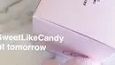 Dilansir dari Aceshowbiz (21/07/16), Ariana merancang desain parfumnya dengan terkesan imut dan feminim. Botol tersebut berukuran mini dan dilengkapi oleh bulu pom-pom kecil. (instagram/Bintang.com)