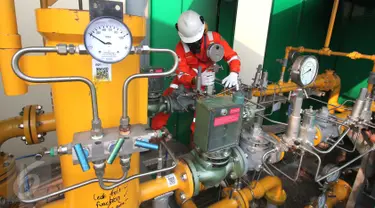  Petugas mengecek instalasi pipa metering regulating station PT Perusahaan Gas Negara (Persero) Tbk (PGN) di PT Lion Metal Works di Jakarta, (28/10/2015). PGN berkomitmen memperluas pemanfaatan gas bumi di sektor Industri. (Liputan6.com/Angga Yuniar)