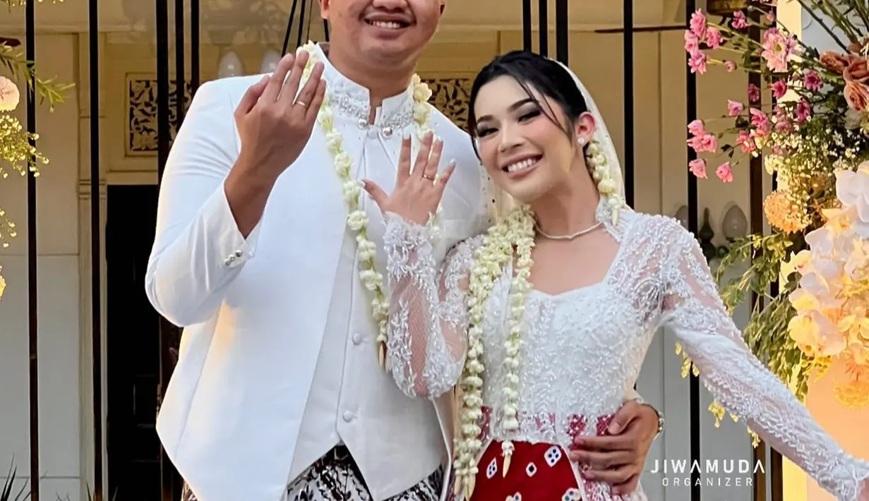 Faye memakai kebaya kutubaru warna putih dengan potongan panjang seperti dress. Dengan aksen angkin warna merah yang kontras. [Foto: Instagram @faynabilalxndr)