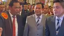 Bakal calon presiden Prabowo Subianto juga datang dan sempat diminta buat memasangkan ulos kepada mempelai pengantin. Ia mengenakan setelan jas warna abu-abu. [@fcgweddings]