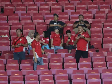 Beberapa pendukung Timnas Indonesia U-23 menyaksikan laga Garuda Muda melawan Filipina pada laga kedua di Grup A Piala AFF U-23 2025 di Stadion Utama Gelora Bung Karno (SUGBK), Jakarta, Jumat (18/7/2025) malam WIB. (Liputan6.com/Helmi Fithriansyah)