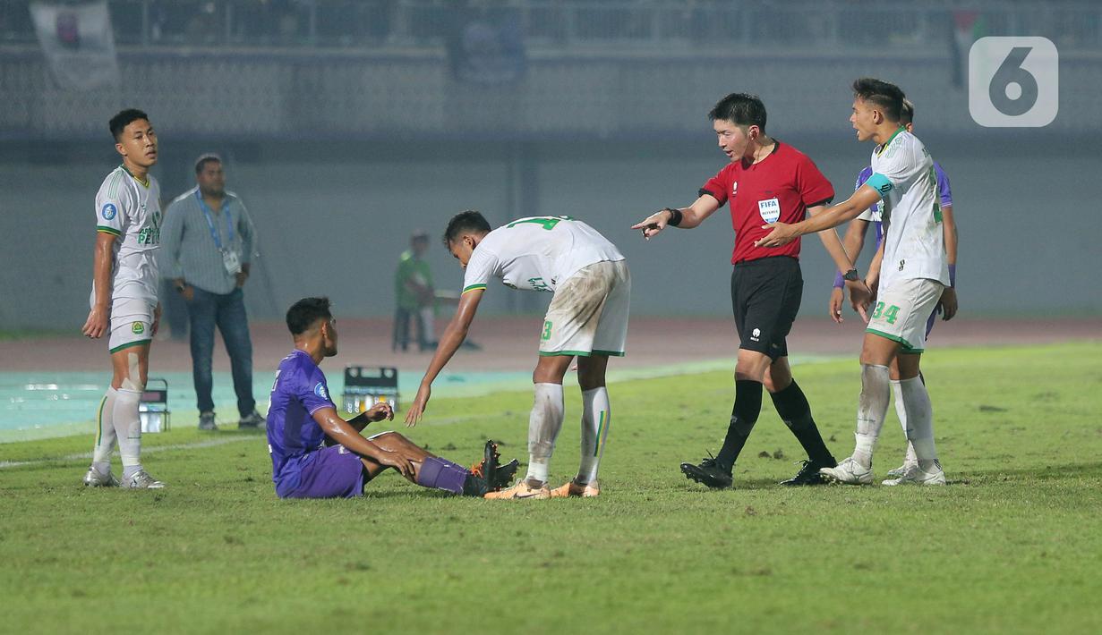 Yusuke Araki memimpin pertandingan karena atas dasar kerja sama PSSI dan Asosiasi Sepak Bola Jepang (JFA). (Bola.com/M Iqbal Ichsan)