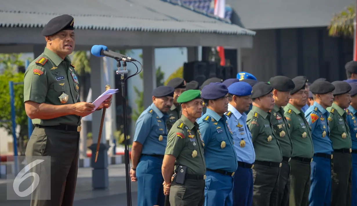 Panglima TNI Jenderal Gatot Nurmantyo memberikan pidato di Dermaga Mako Kolinlamil, Jakarta, Kamis (27/8/2015). Sebanyak 107 prajurit akan berangkat dengan KRI Bung Tomo-357 ke Lebanon untuk menjalankan misi perdamaian. (Liputan6.com/Faizal Fanani)