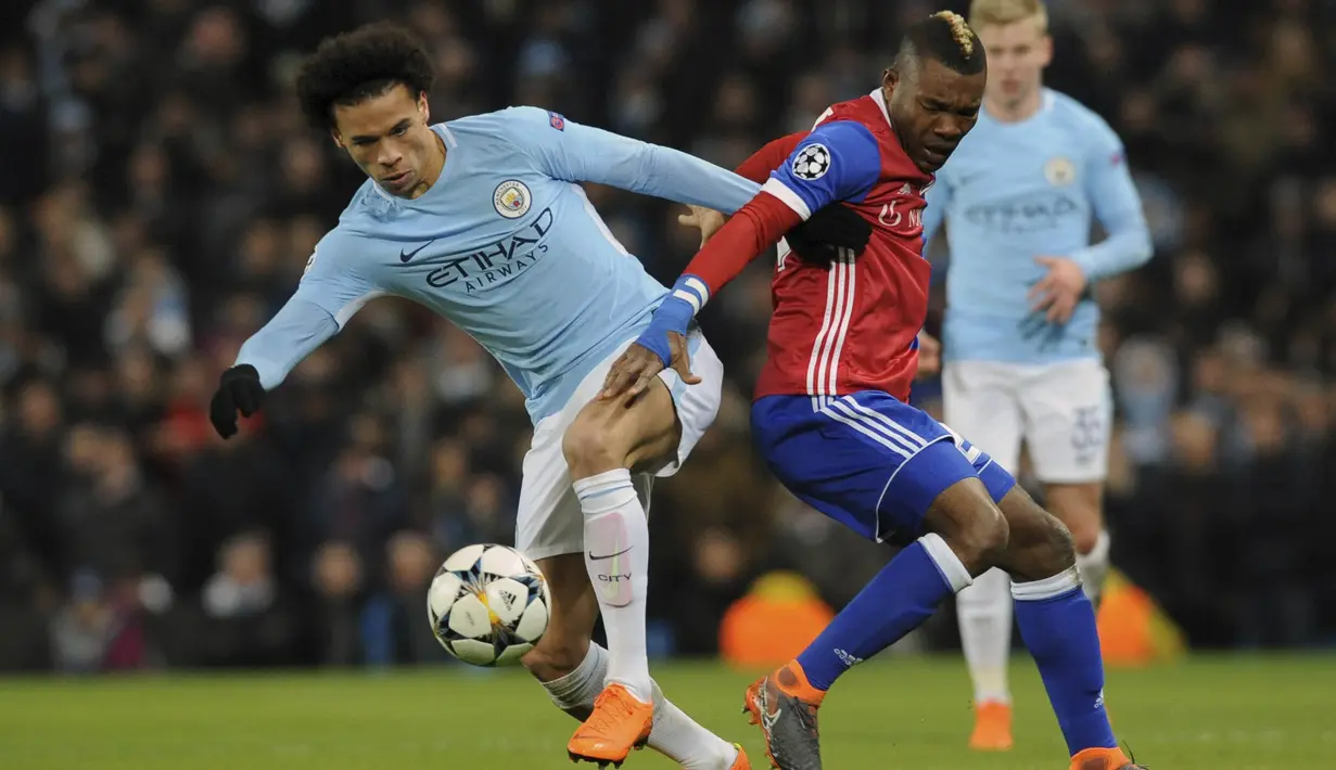 Gelandang Manchester City, Leroy Sane, berebut bola dengan pemain FC Basel, Geoffroy Serey, pada laga Liga Champions di Stadion Etihad, Rabu (7/3/2018). Manchester City takluk 1-2 dari FC Basel. (AP/Rui Vieira)