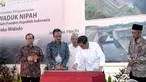 Presiden Jokowi menandatangani prasasti saat peresmian pengoperasian Waduk Nipah di Sampang, Madura, Jatim, Sabtu (19/3). Kapasitas volume air Waduk Nipah adalah 6 juta meter kubik. (Setpres/Cahyo)