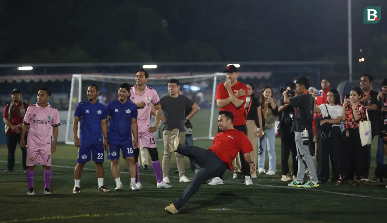 <p>Aksi Raffi Ahmad yang sempat terpeleset saat melakukan tantangan tendangan penalti dalam rangkaian acara fun football bersama legenda Manchester United, Peter Schmeichel di Pancoran Soccer Field, Jakarta, Minggu (6/8/2023) malam WIB. (Bola.com/Ikhwan Yanuar)</p>
