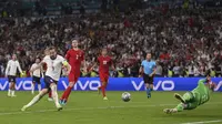 Mengamuk pada babak tambahan, Harry Kane menjadi penentu kemenangan Timnas Inggris meski penaltinya sempat ditepis kiper Timnas Denmark, Kasper Schmeichel. Skor 2-1 memastikan The Three Lions lolos untuk kali pertama ke final Piala Eropa. (Foto: AP/Pool/Laurence Griffiths)