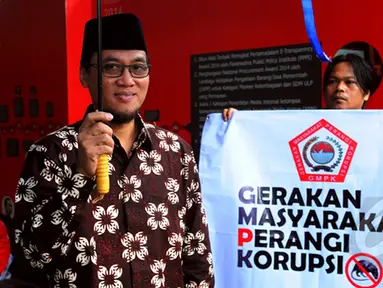 Mantan Pimpinan KPK, M. Yasin mendatangi gedung Komisi Pemberantasan Korupsi (KPK), Jakarta, Senin (19/1/2015). (Liputan6.com/Faisal R Syam)