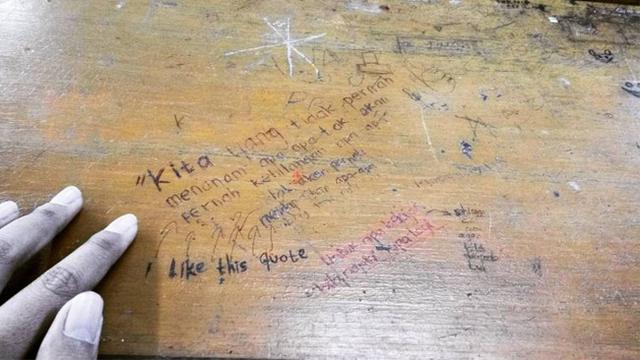 10 Coretan Siswa di Meja Sekolah, Absurd tapi Bikin Kangen