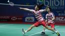 Marcus Gideon mencoba mengecoh Hendra Setiawan/M. Ahsan pada babak pertama Indonesia Open 2018 di Istora Senayan, Jakarta, (4/6/2018). Kevin/Marcus menang 21-16 18-21 21-10.  (Bola.com/Nick Hanoatubun)